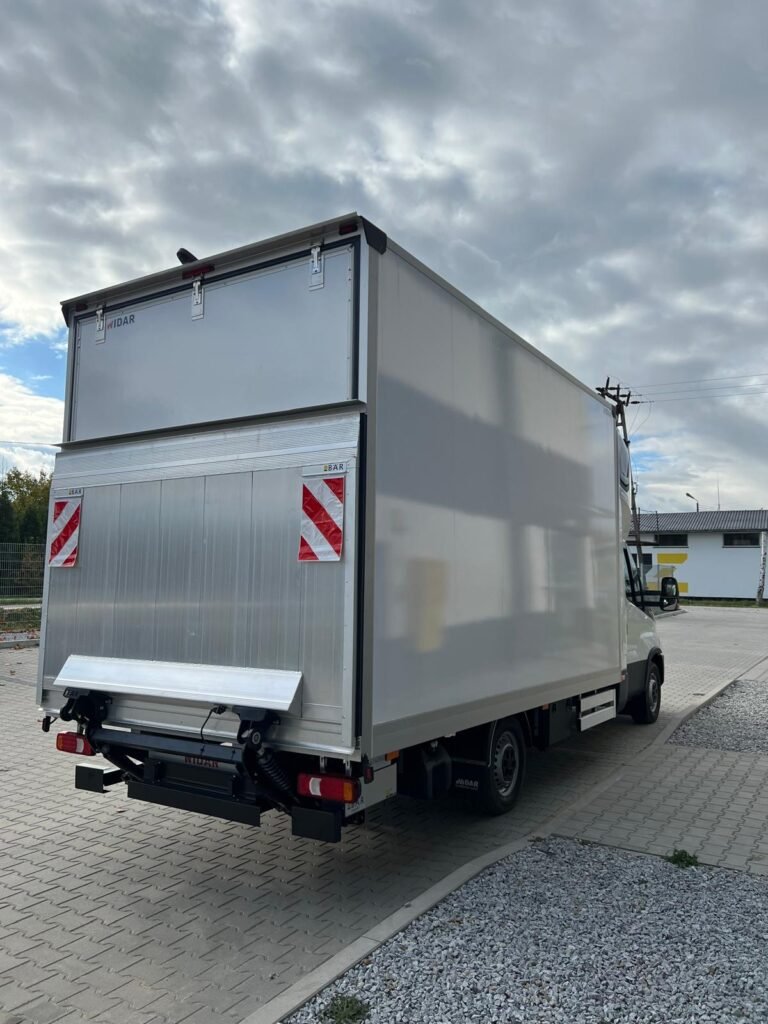 Flota samochodów przystosowanych do bezpiecznego transportu mebli i sprzętu AGD