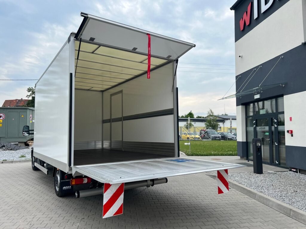 Flota meblowozów firmy z Piły obsługującej przeprowadzki w Polsce i całej Europie