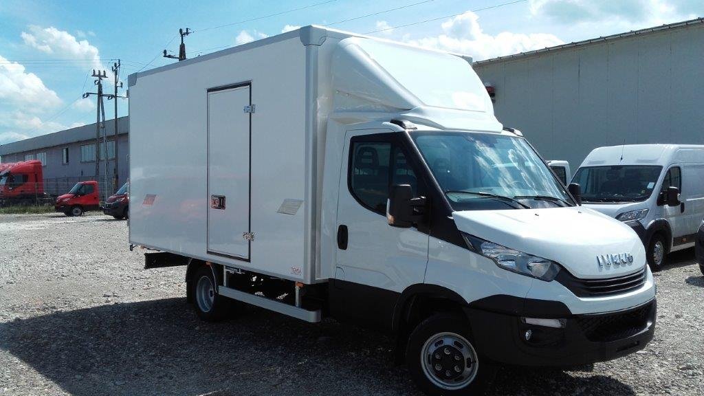 Samochód do przeprowadzek z Piły przystosowany do bezpiecznego przewozu mebli i sprzętu AGD